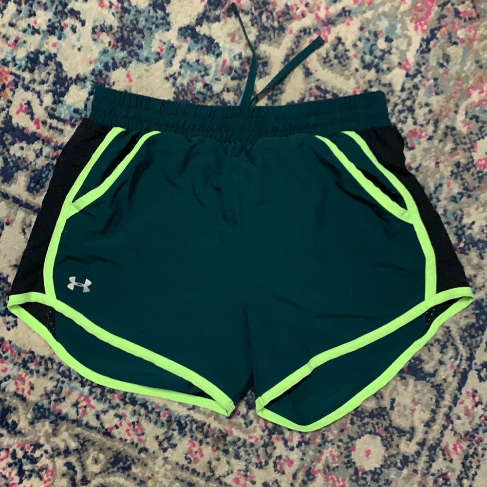 Under Armour Running shorts with pockets!!